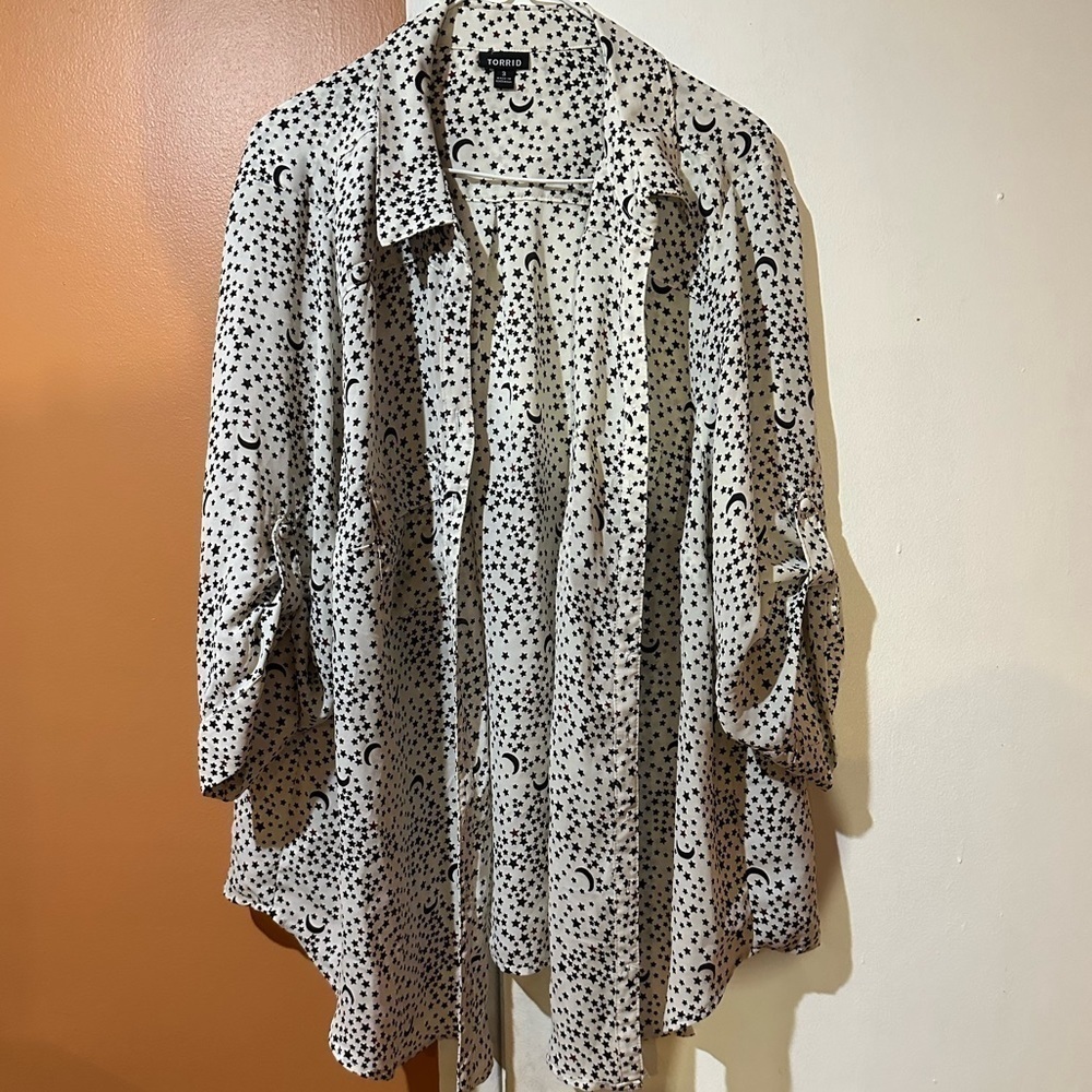 Torrid White/Black Moon and Stars White Button Down Shirt NWOT Size 3 (22/24)